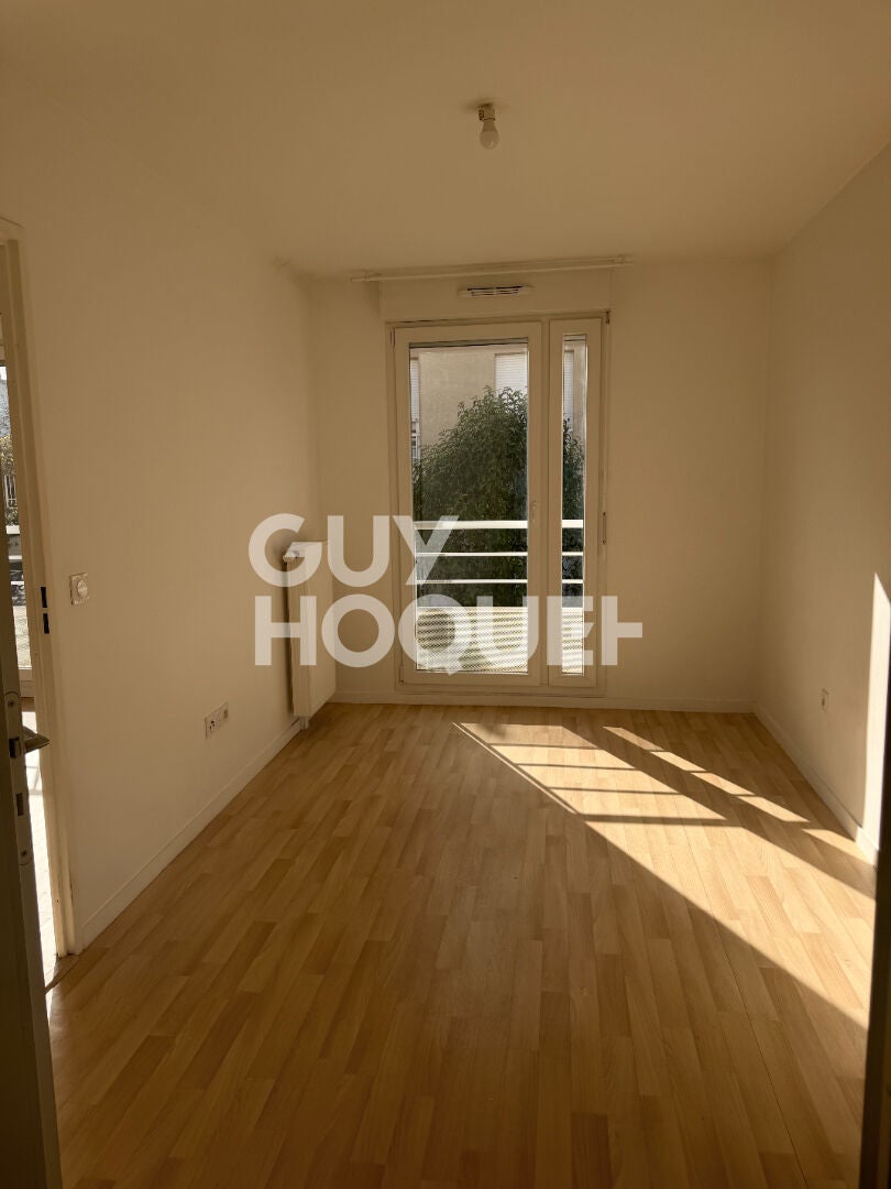 Flat Place des Champs Fleuris in Mennecy