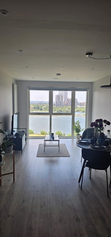 Room Wickford Way in Greater London