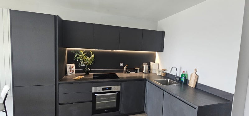 Room Wickford Way in Greater London