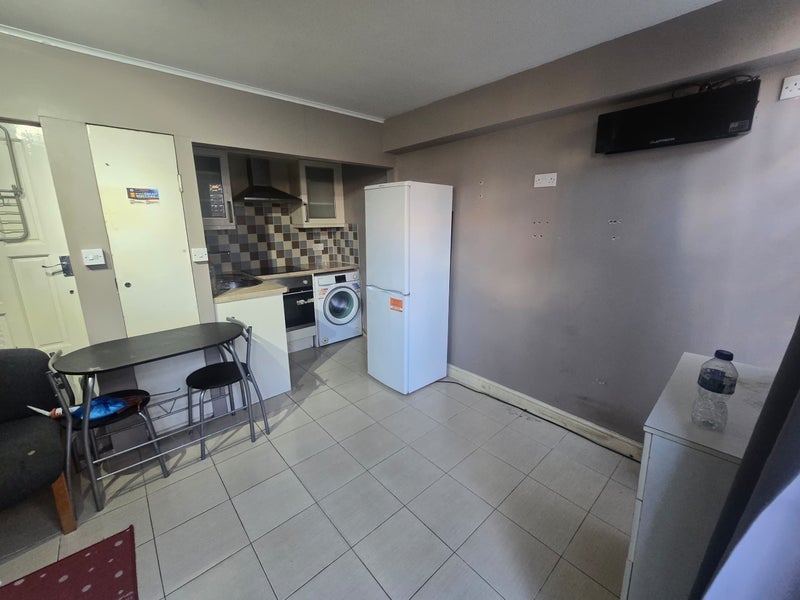Flat Hartslock Drive in Greater London