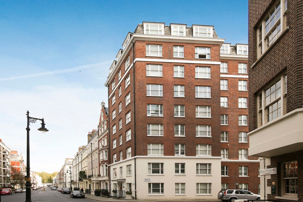 Flat Hill Street in City of Westminster