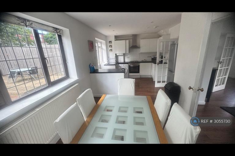 House Chestnut Grove in Greater London