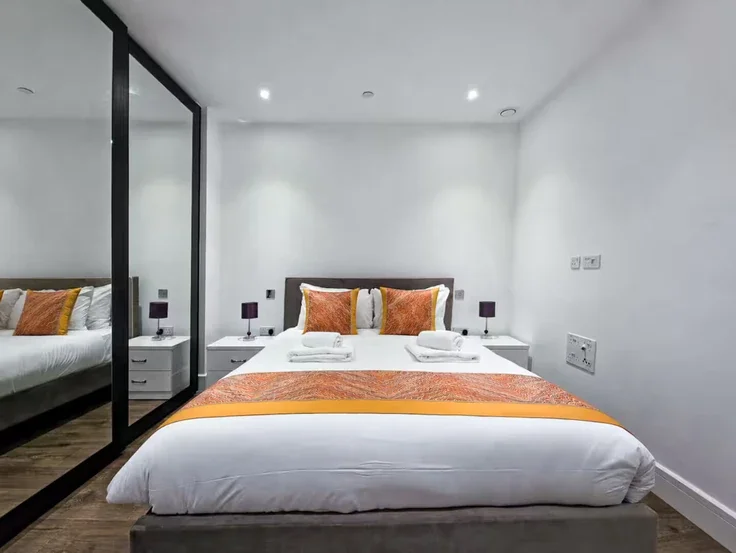 Flat Piazza Walk in Greater London
