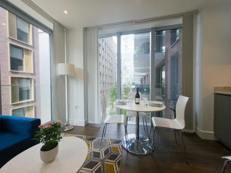Flat Piazza Walk in Greater London