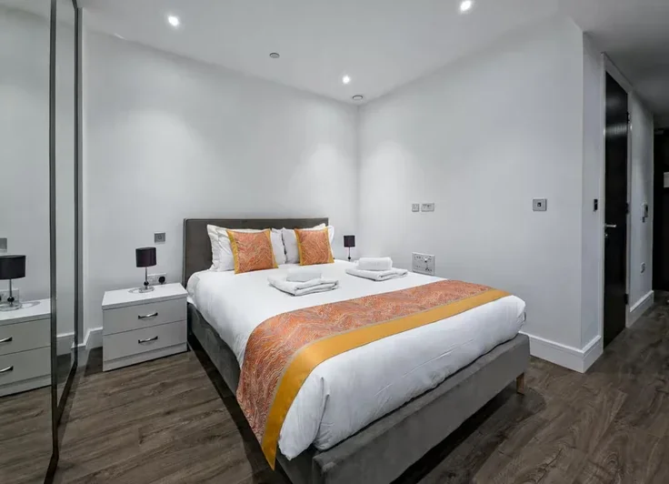 Flat Piazza Walk in Greater London