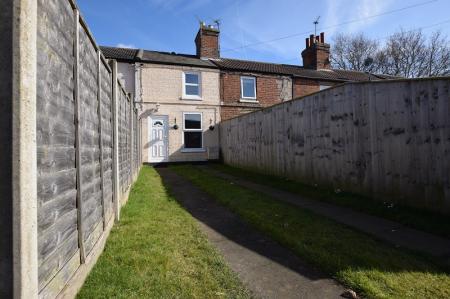 Flat Seymour Lane in East Lindsey