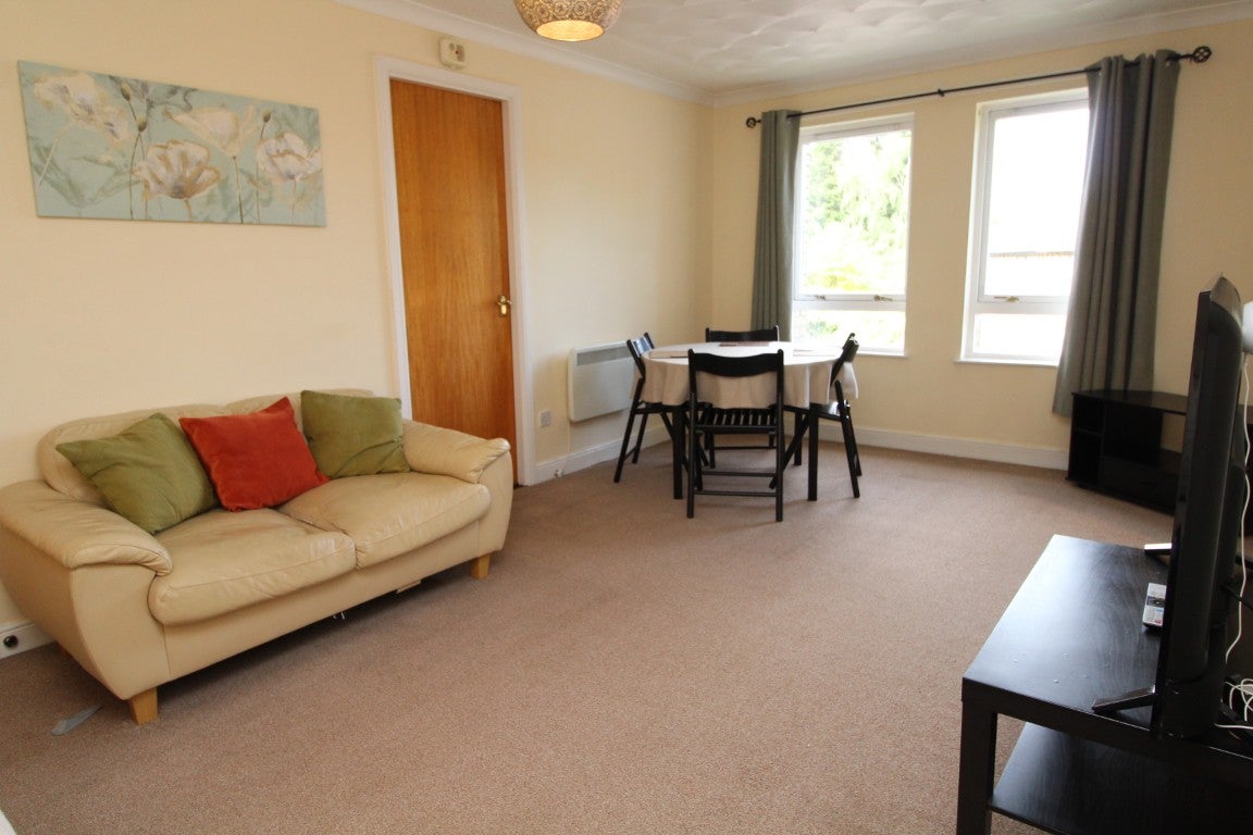 Flat Kelvindale Road in Glasgow