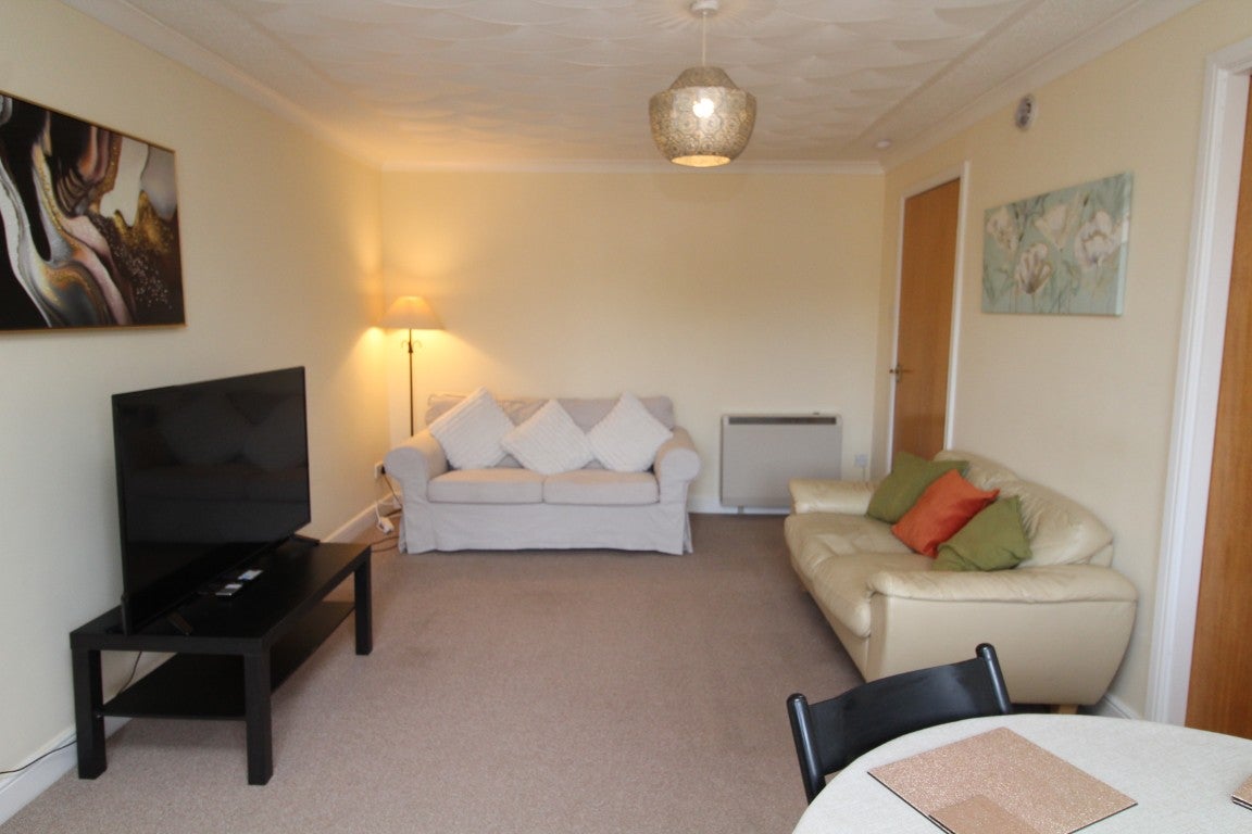 Flat Kelvindale Road in Glasgow