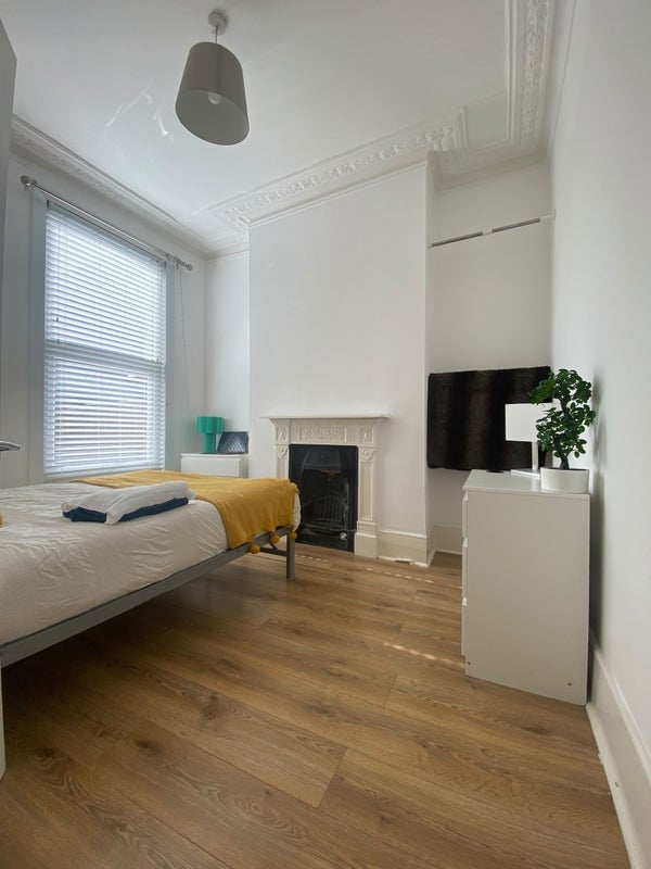 Room Frith Road in Greater London