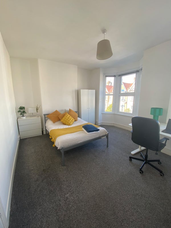 Room Frith Road in Greater London