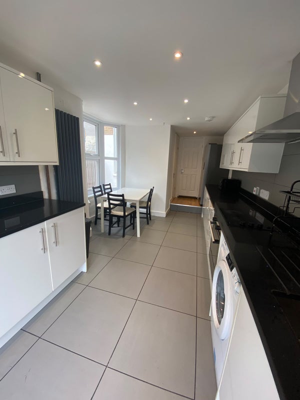 Room Frith Road in Greater London