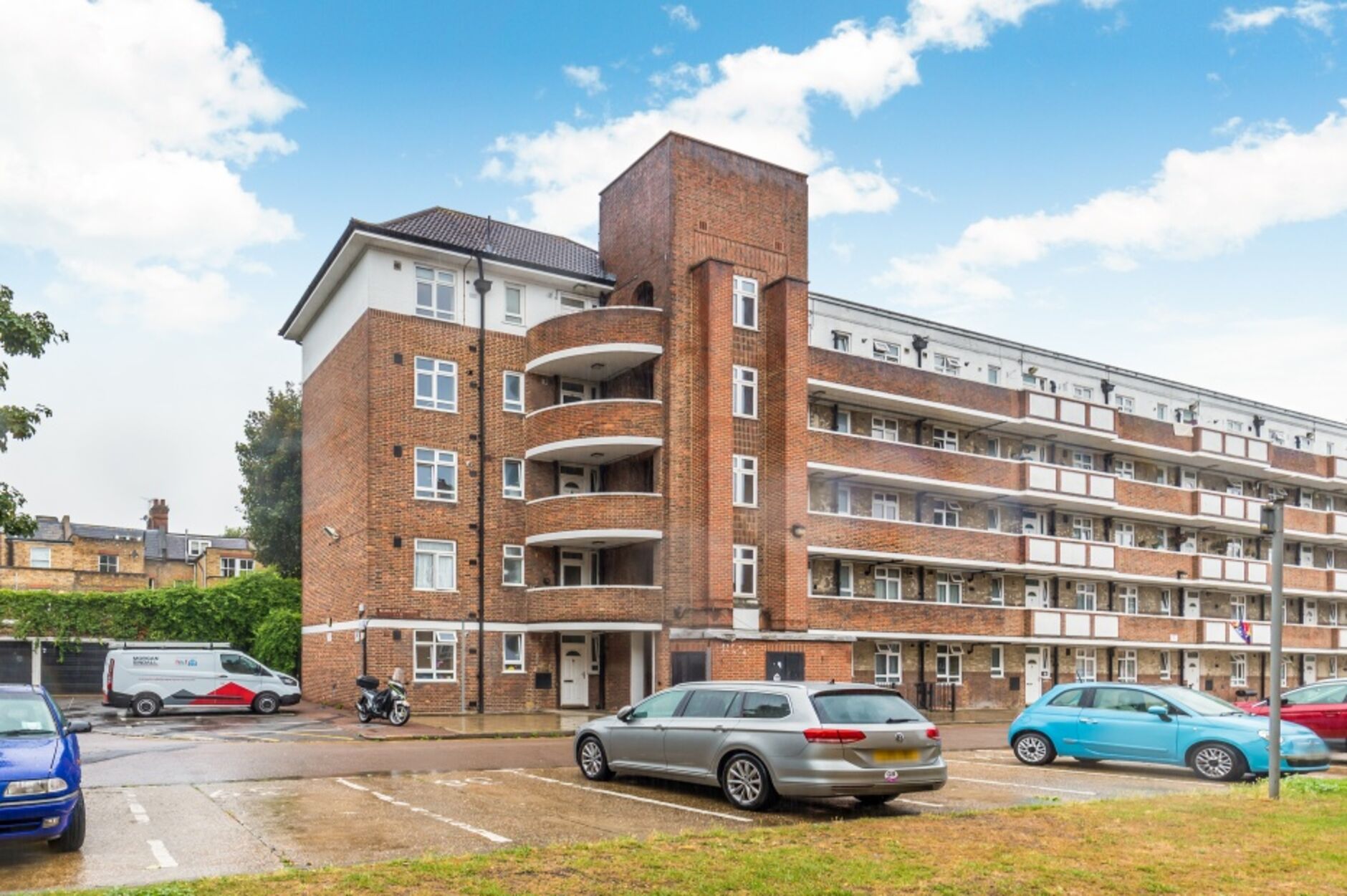 Flat Kelmscott Gardens in Greater London