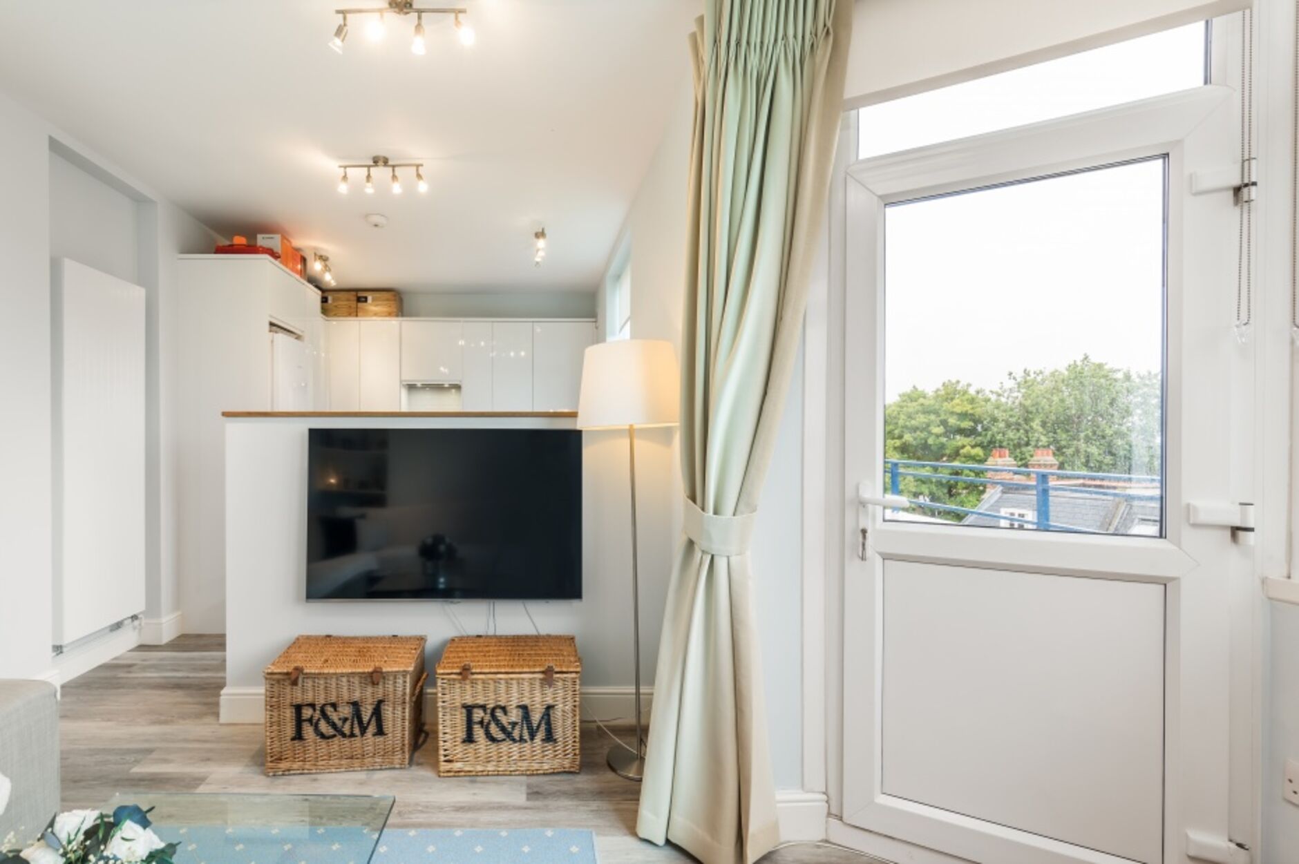 Flat Kelmscott Gardens in Greater London