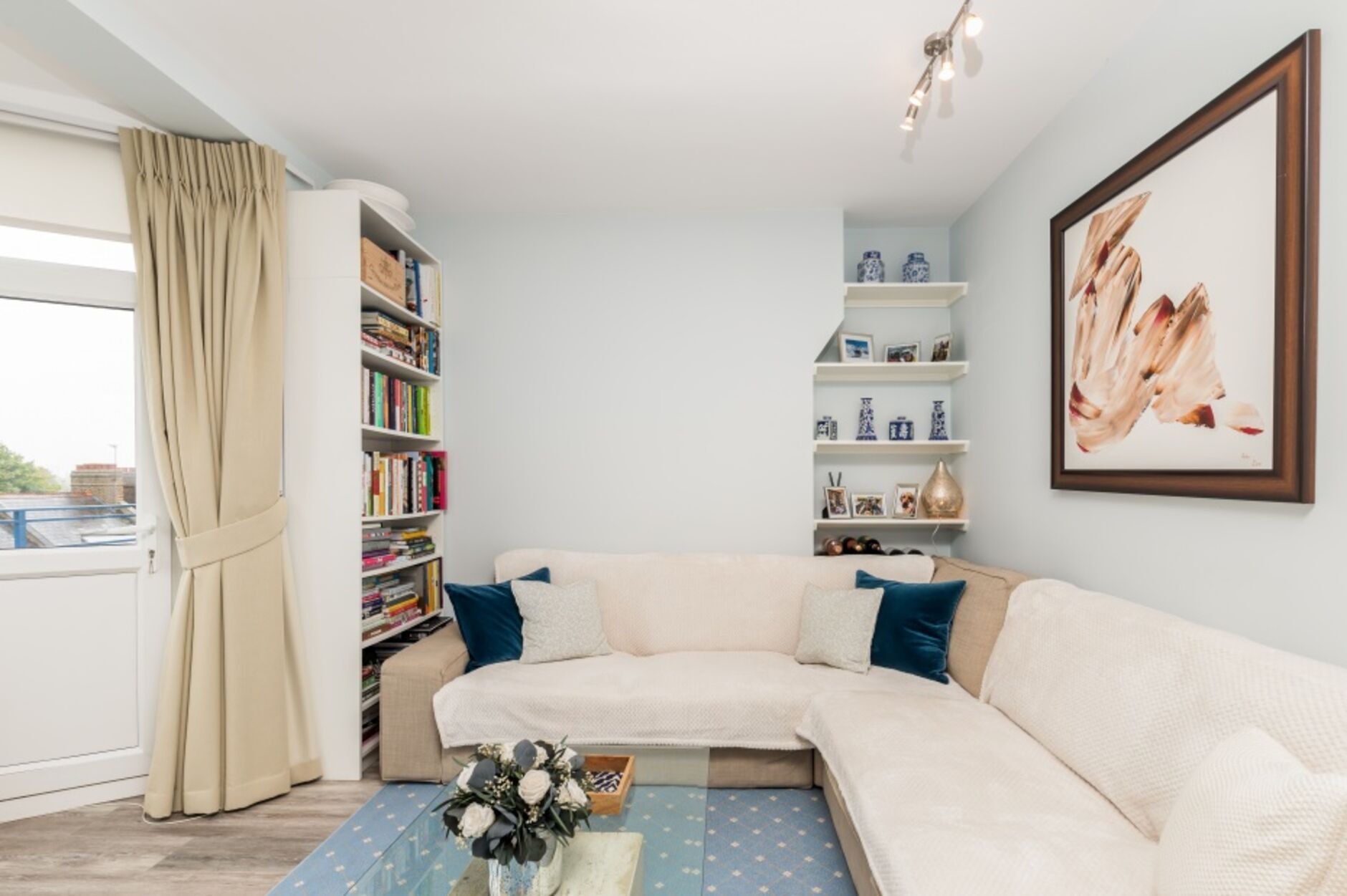 Flat Kelmscott Gardens in Greater London