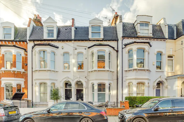 Flat Broomhouse Road in Greater London