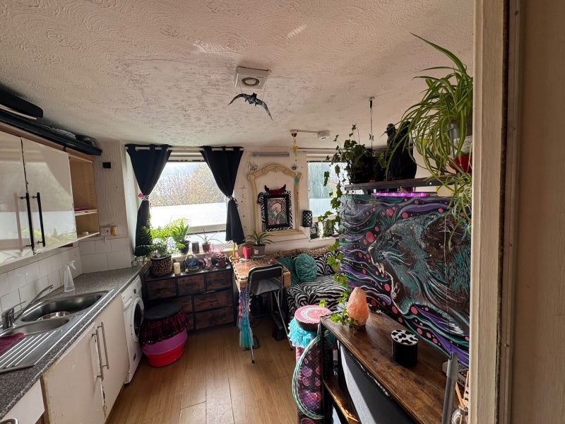 Room Ernest Barker Close in Bristol