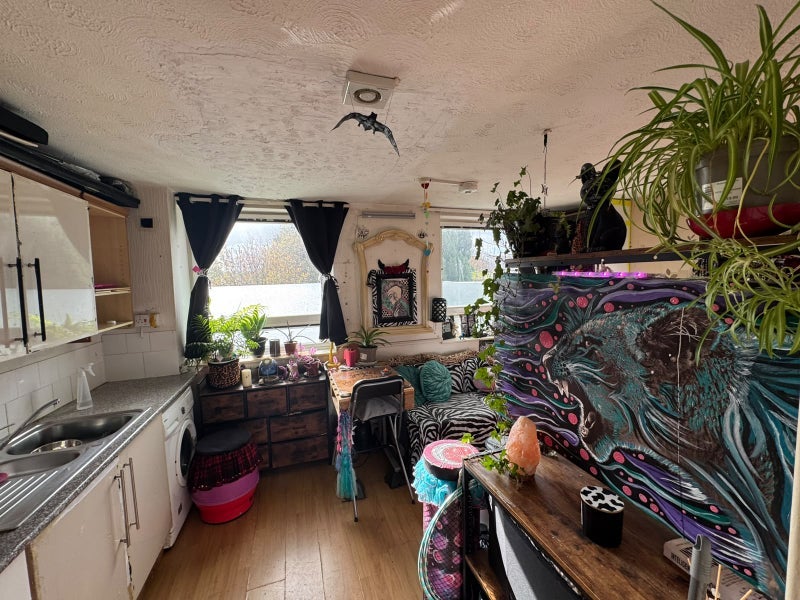 Room Ernest Barker Close in Bristol