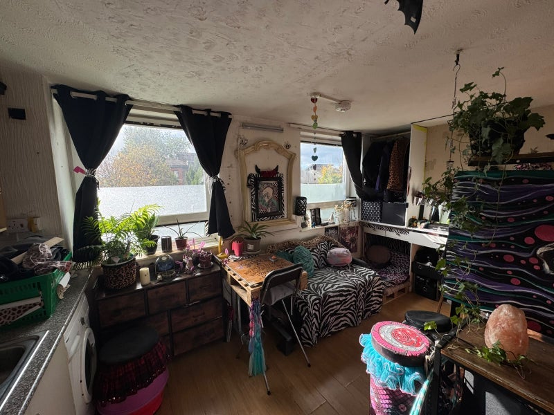 Room Ernest Barker Close in Bristol