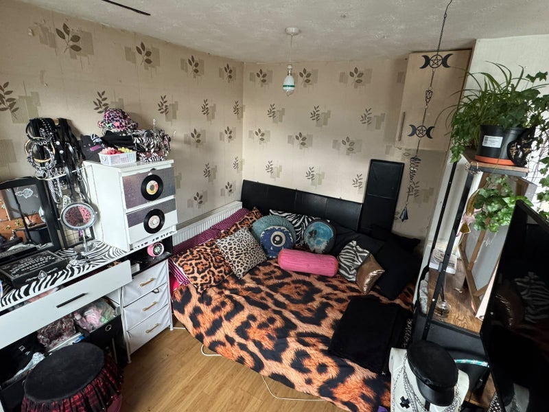 Room Ernest Barker Close in Bristol