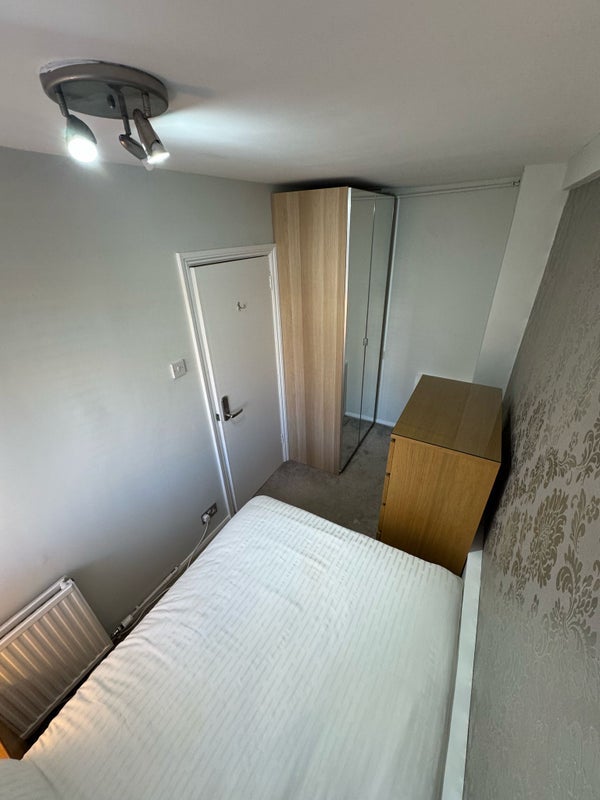 Room Carlton Drive in Greater London