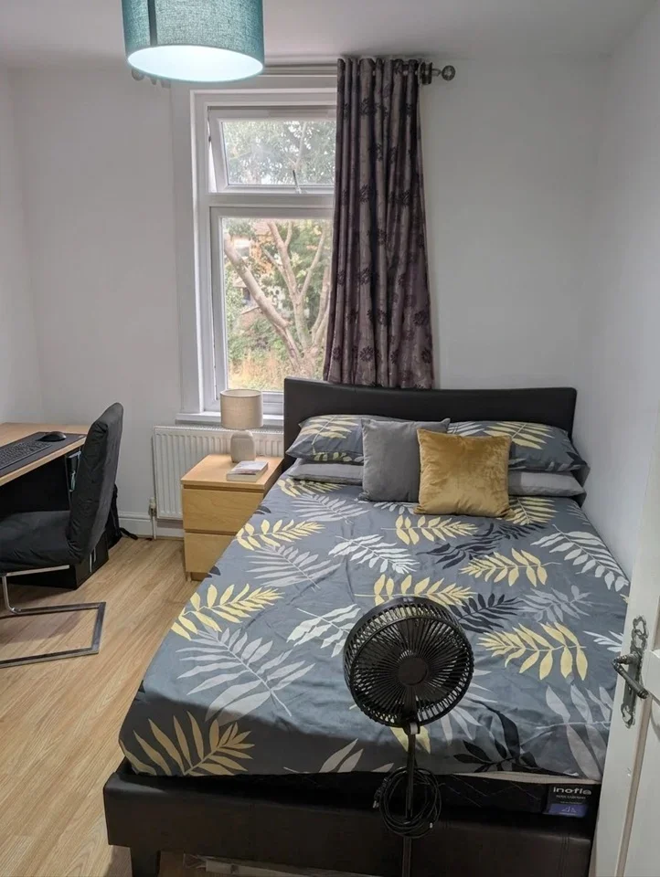 Room St Albans Road in Watford