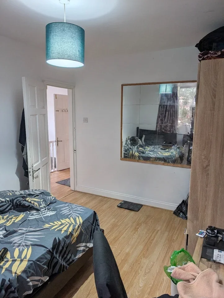 Room St Albans Road in Watford