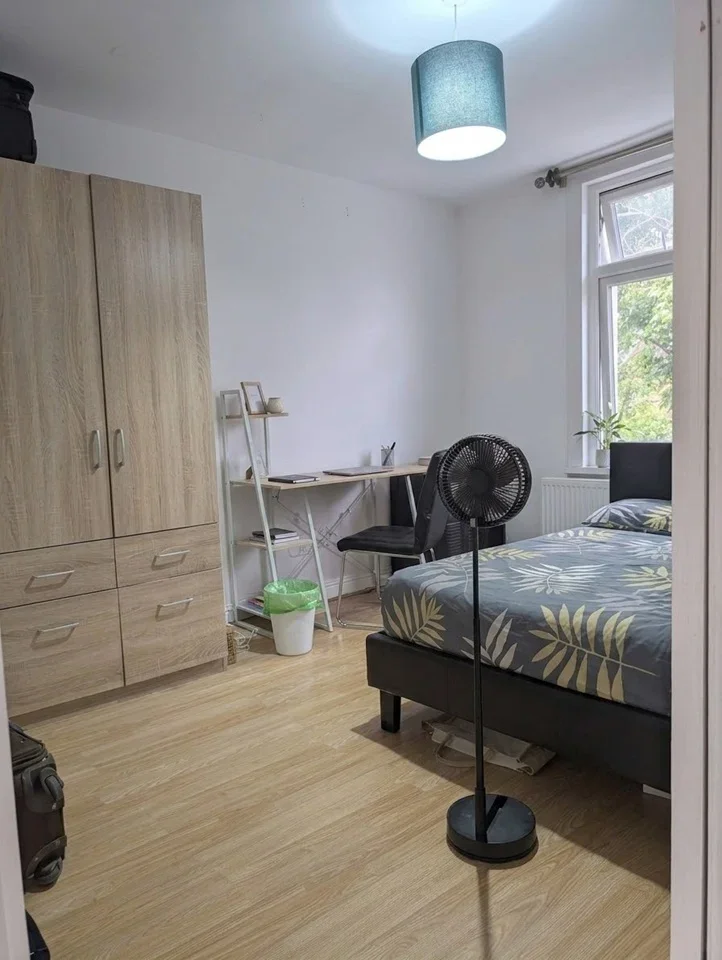 Room St Albans Road in Watford