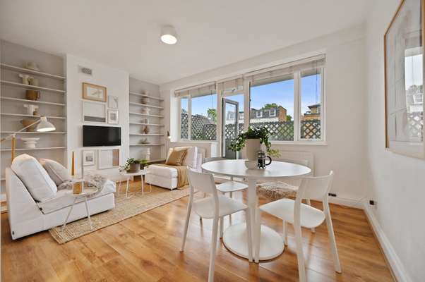Flat Cathnor Road in Greater London