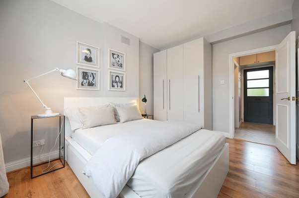 Flat Cathnor Road in Greater London