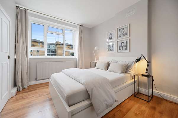 Flat Cathnor Road in Greater London