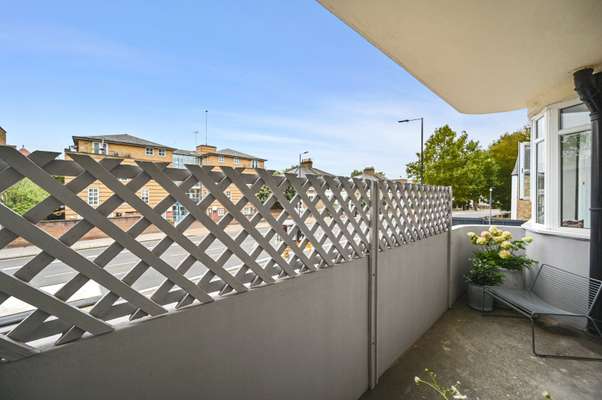 Flat Cathnor Road in Greater London