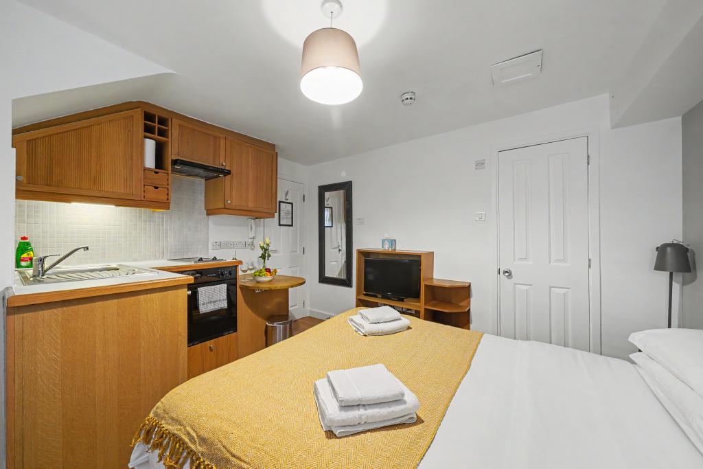 Flat Cartwright Gardens in Greater London