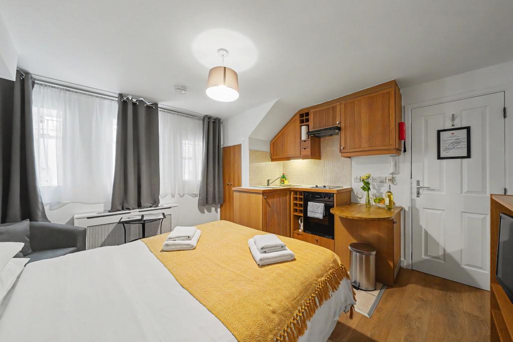 Flat Cartwright Gardens in Greater London
