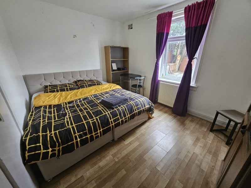 Room Broomhouse Crescent in City of Edinburgh