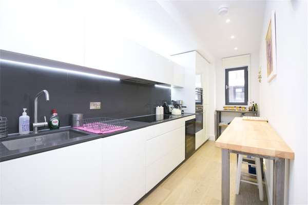 Flat Chatham Place in Greater London