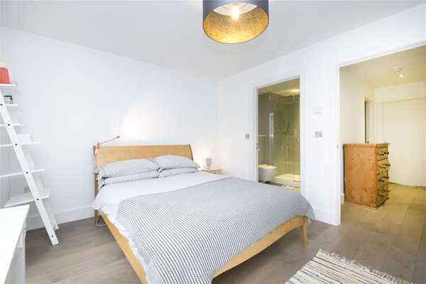 Flat Chatham Place in Greater London