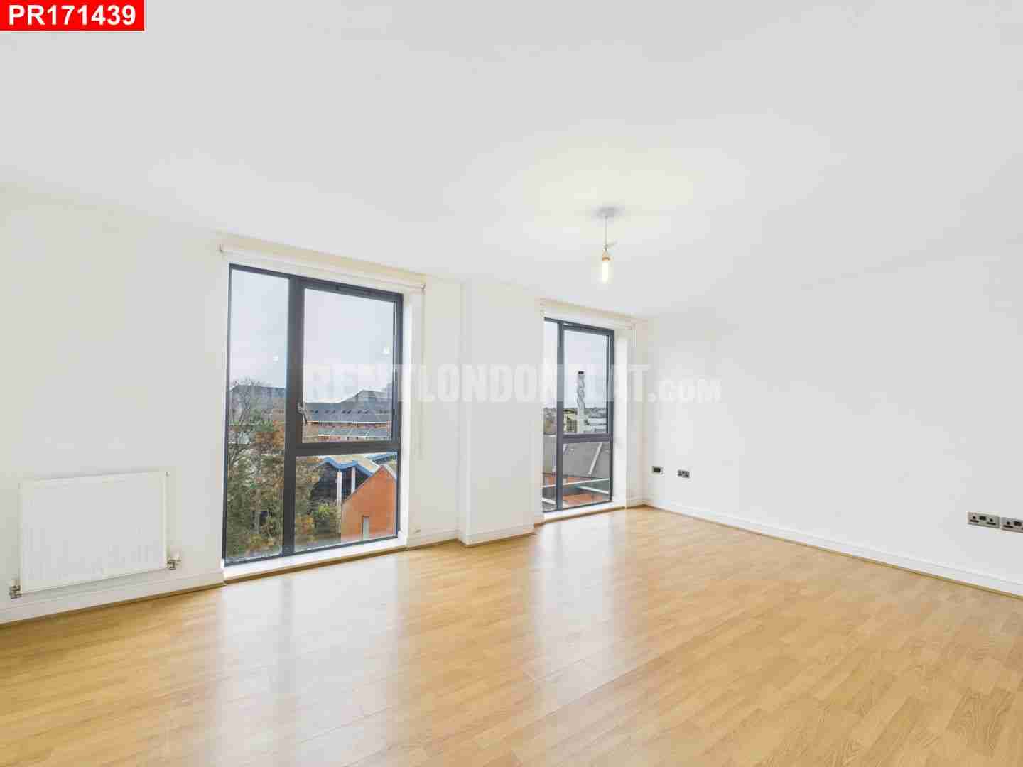 Flat Lingard Avenue in Greater London