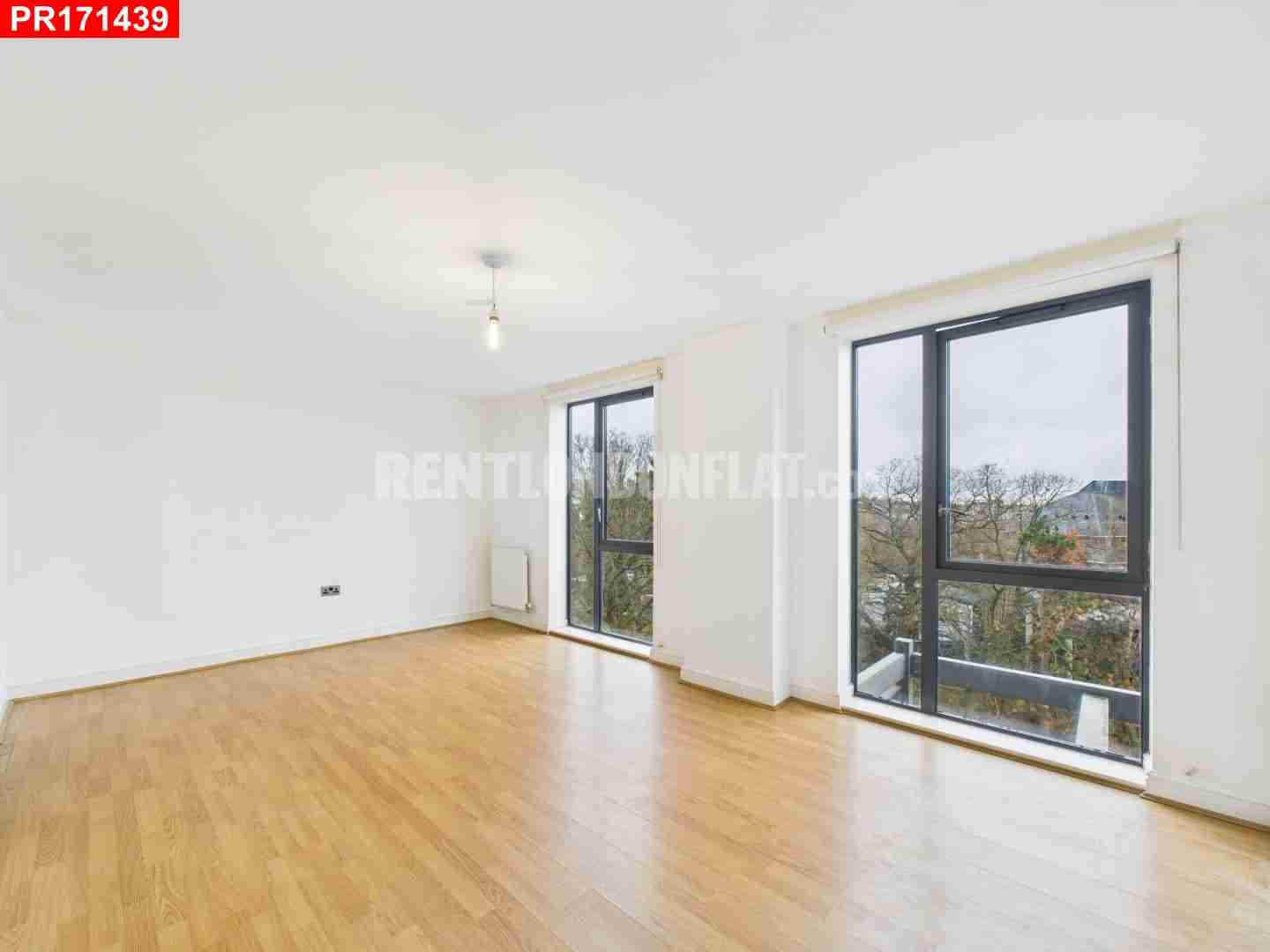 Flat Lingard Avenue in Greater London
