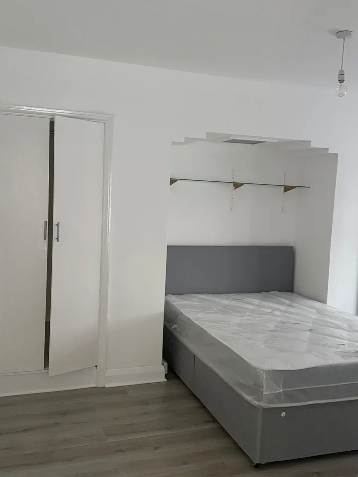Room West End Road in Greater London
