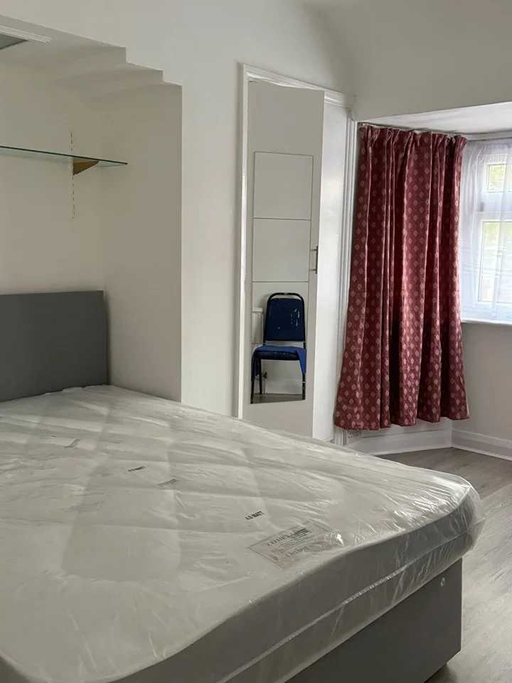 Room West End Road in Greater London