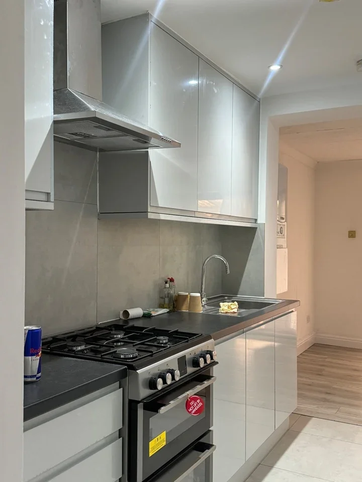 Room West End Road in Greater London