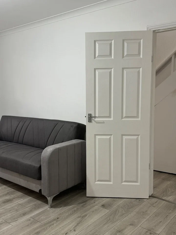 Room West End Road in Greater London