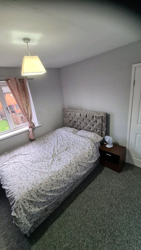Room Manor Close in Chadderton