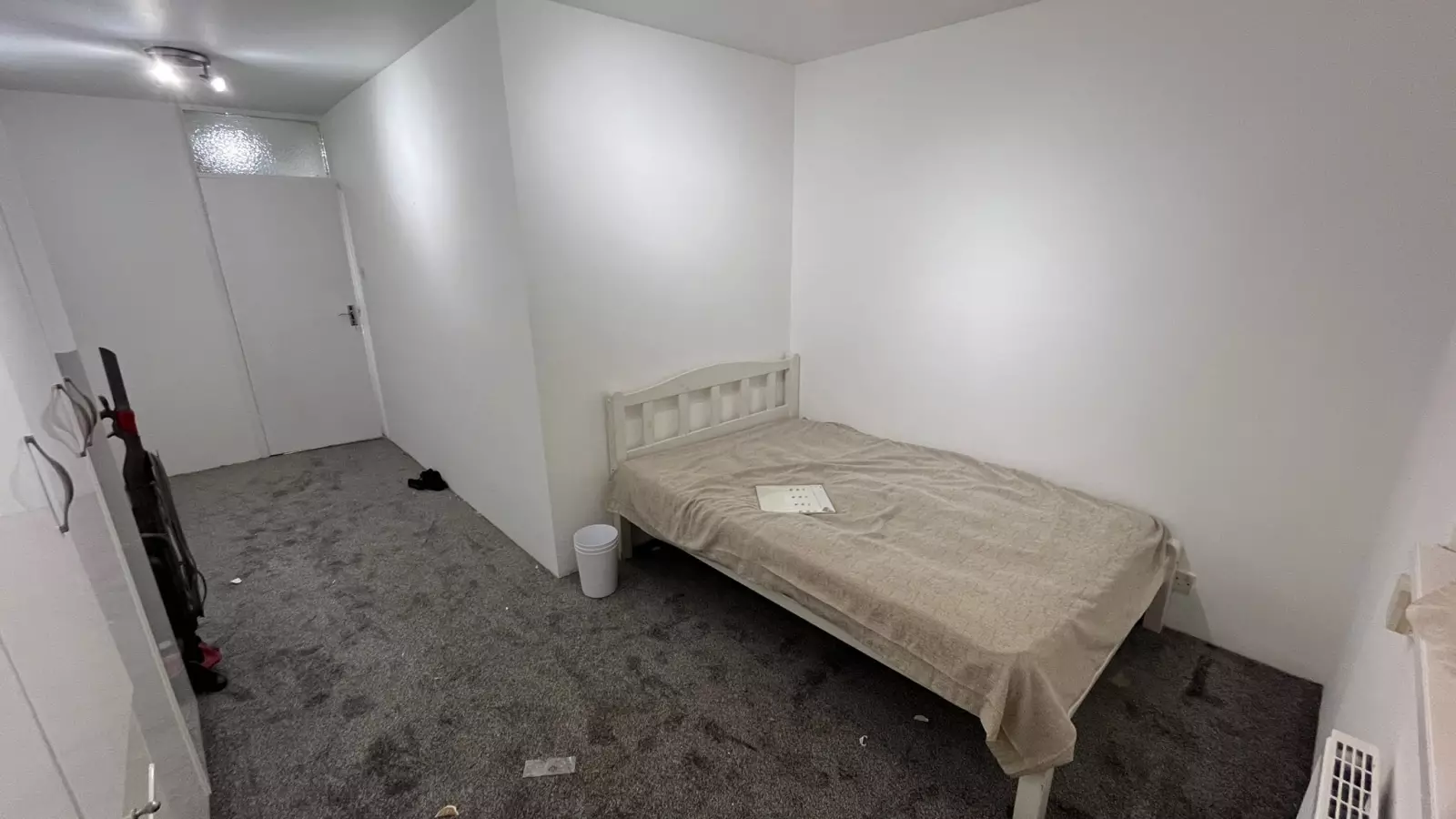 Room Sherwood Road in Greater London