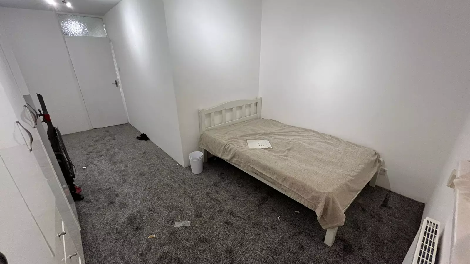 Room Sherwood Road in Greater London