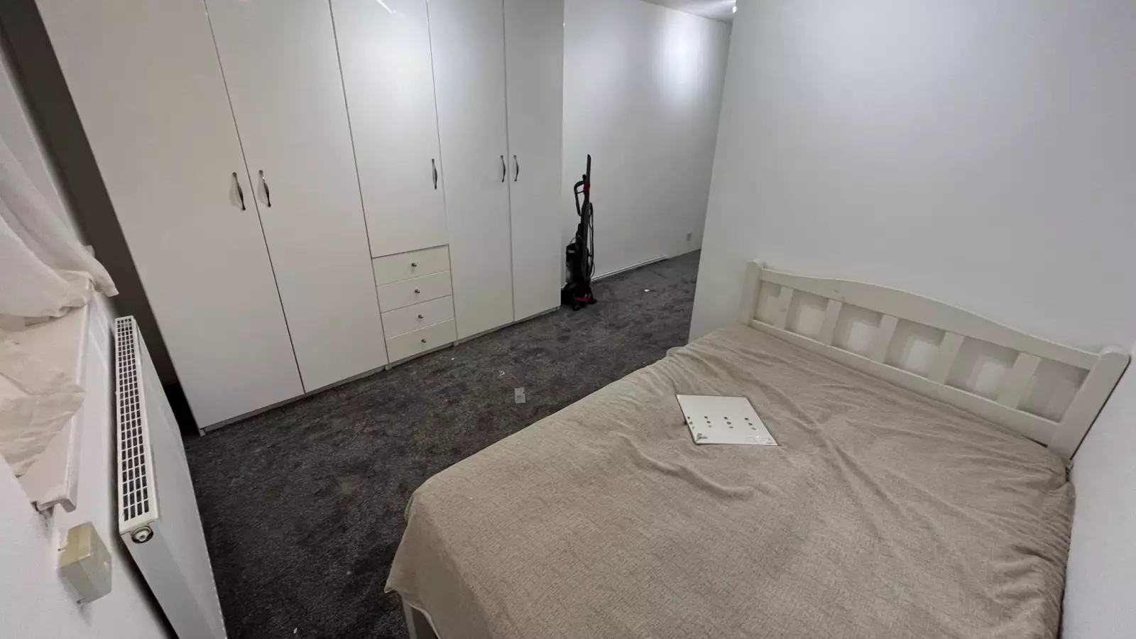 Room Sherwood Road in Greater London