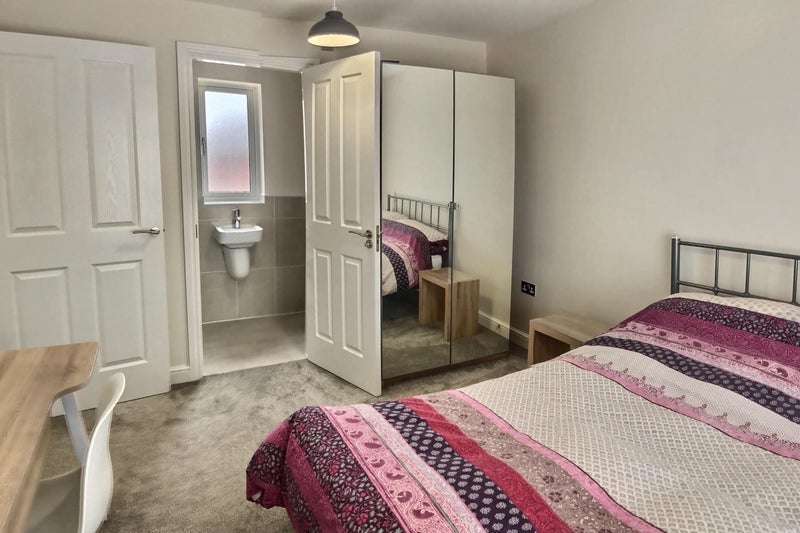 Room Greenfinch Road in Coventry