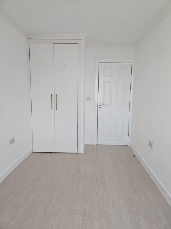 Flat Susannah Street in Greater London