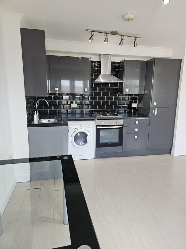 Flat Susannah Street in Greater London