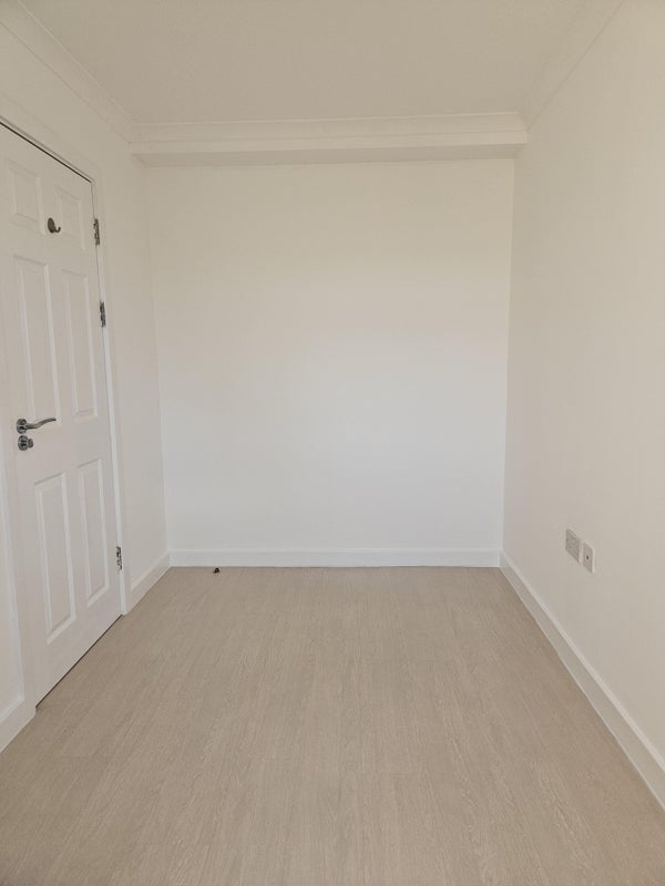 Flat Susannah Street in Greater London
